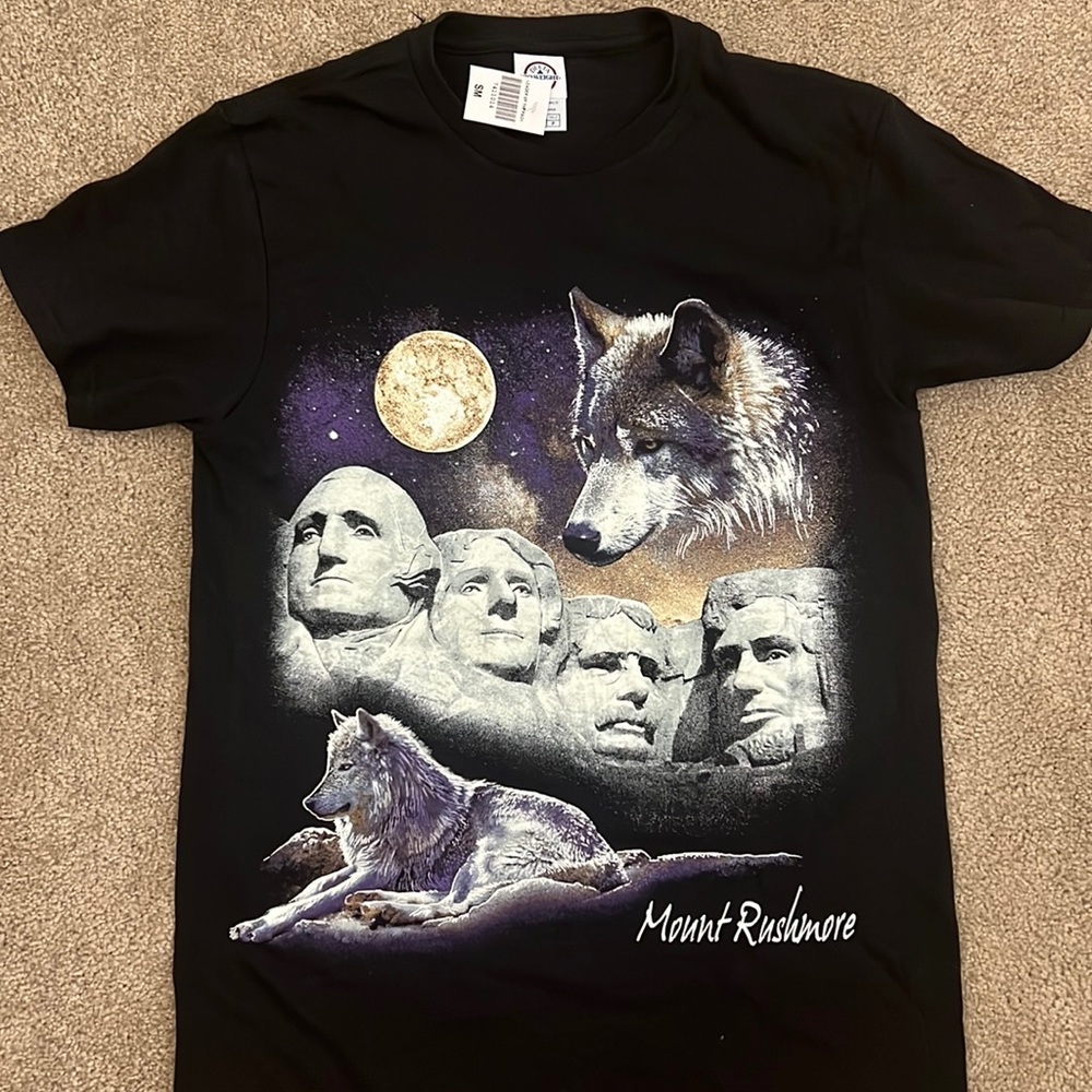 NWT Glow in the Dark Mt. Rushmore Shirt